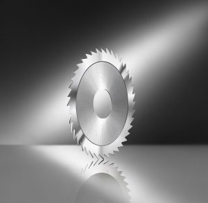 Circular saw blade for slotting on electrical commutators